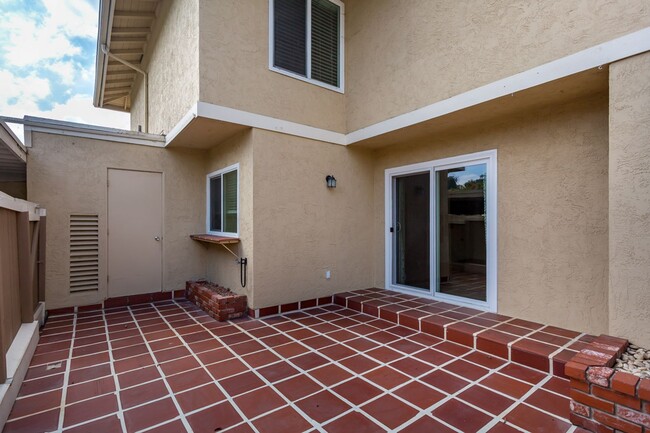 Building Photo - Beautiful bright and open Townhome at La J...