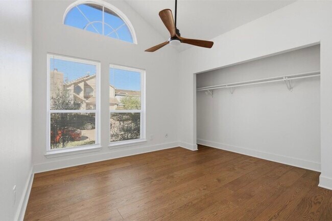 Building Photo - 6327 Southwood Ct N