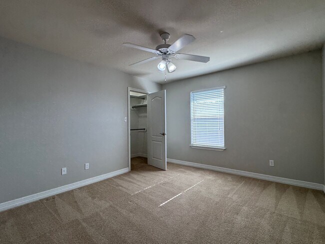 Building Photo - 5805 Thompson Pl