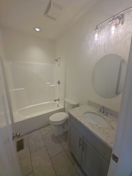 Building Photo - 409 Juniper Dr