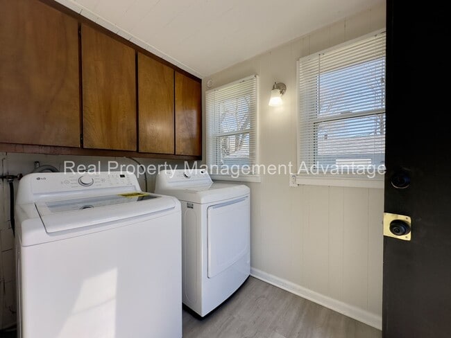 Building Photo - Beautifully Updated 3-Bedroom with Large Open Upstairs!