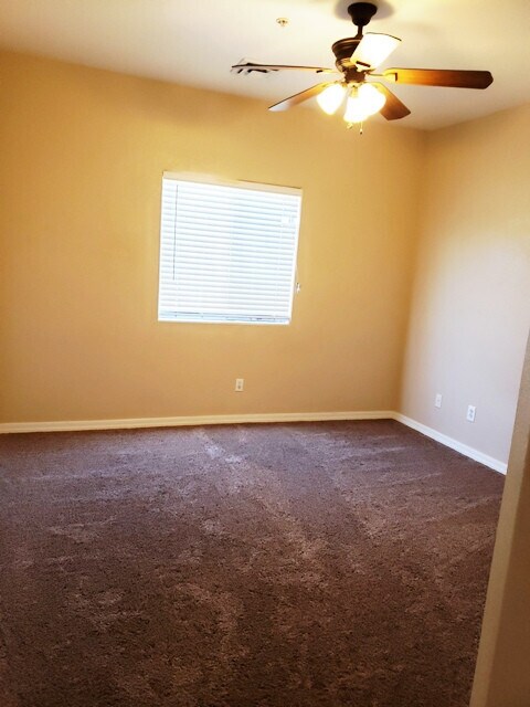 Building Photo - *PENDING APP* Townhome, single story