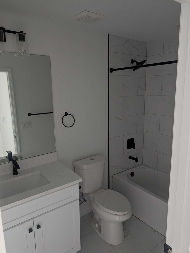 Building Photo - 3026 NE 6th Pl