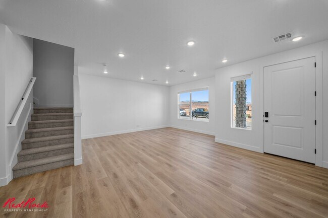 Building Photo - 3 Bedroom Townhome in Desert Color