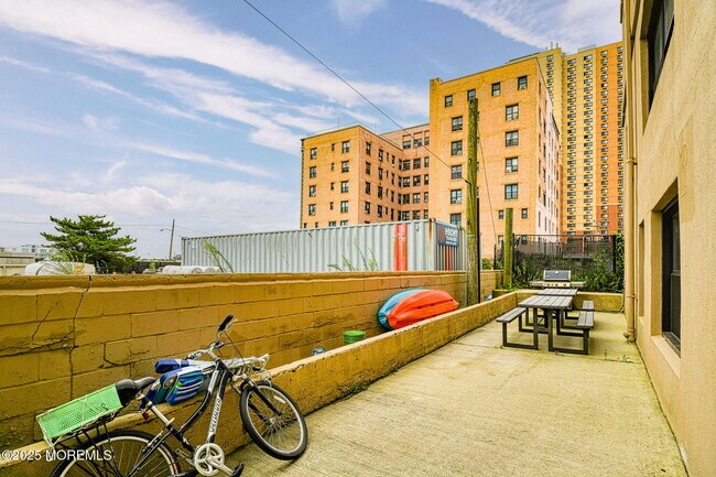 Building Photo - 1700 Webb St