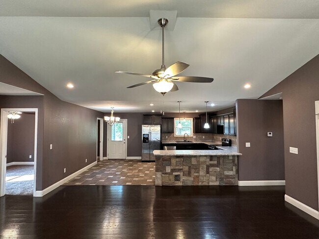 Building Photo - 4 Bed 2 Bath FOR RENT in Waynesville