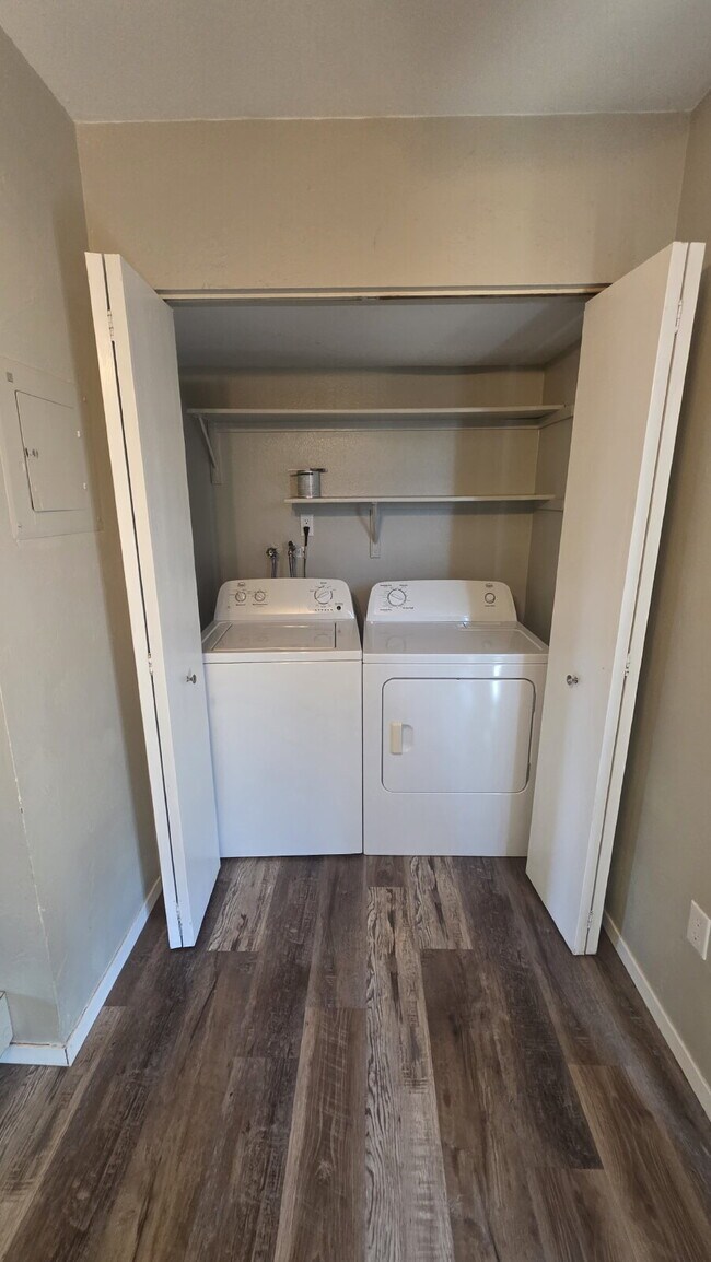 Building Photo - 2 Bed- 1 Bath on Darby West Side