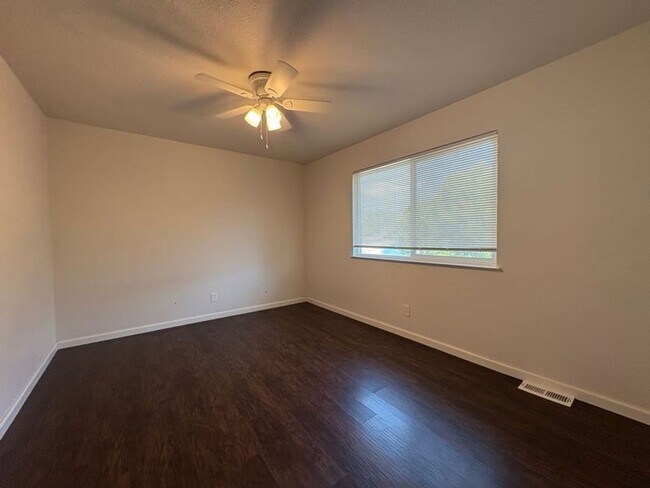 Building Photo - Charming Two Bedroom Condo