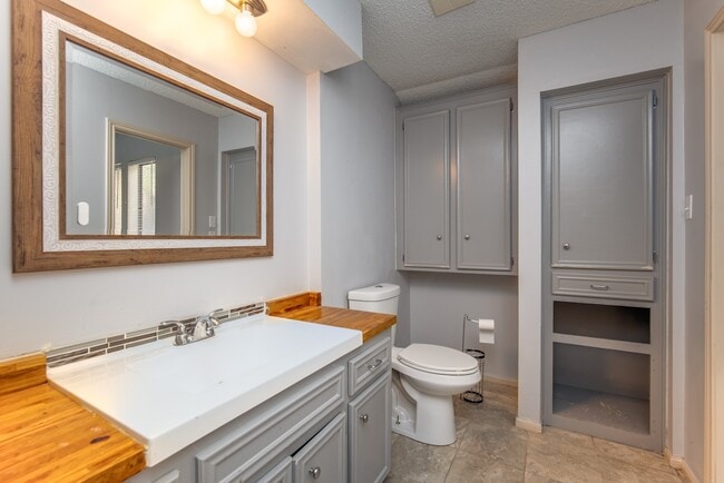 Building Photo - 3927 Pleasant Valley Dr