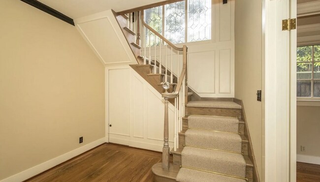 Building Photo - Charming Home w/ Beautifully Landscaped Ya...