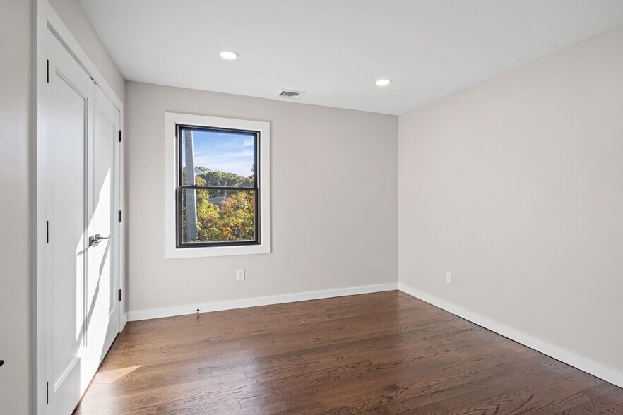 Building Photo - 42 Lamport Ave