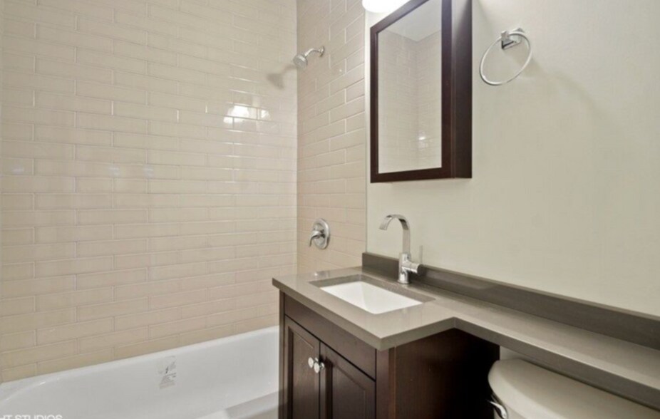 Building Photo - 816 W Cornelia Ave