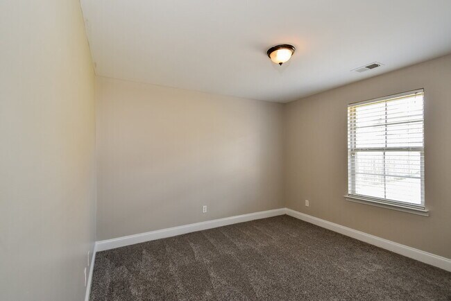 Building Photo - 2952 N Hartland Dr