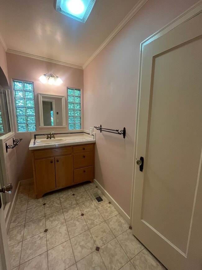 Building Photo - 3- Bedroom 2.5-Bathroom Gardening paradise...