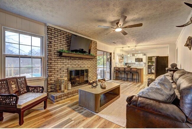 Building Photo - 457 Castleaire Dr SW