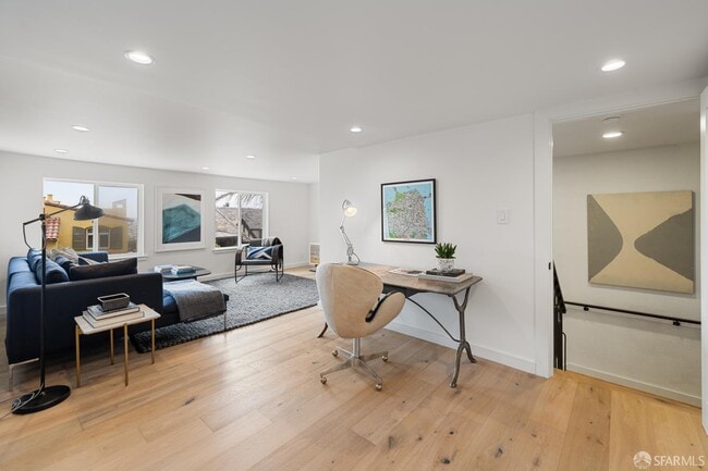 Building Photo - 628 Los Palmos Dr