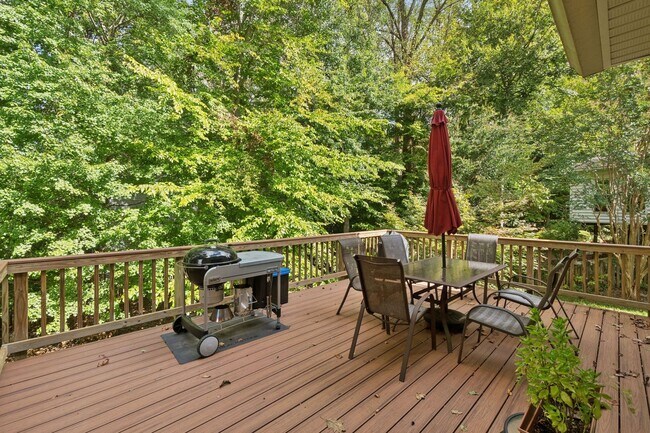 Building Photo - ocated in a sought-after community with to...