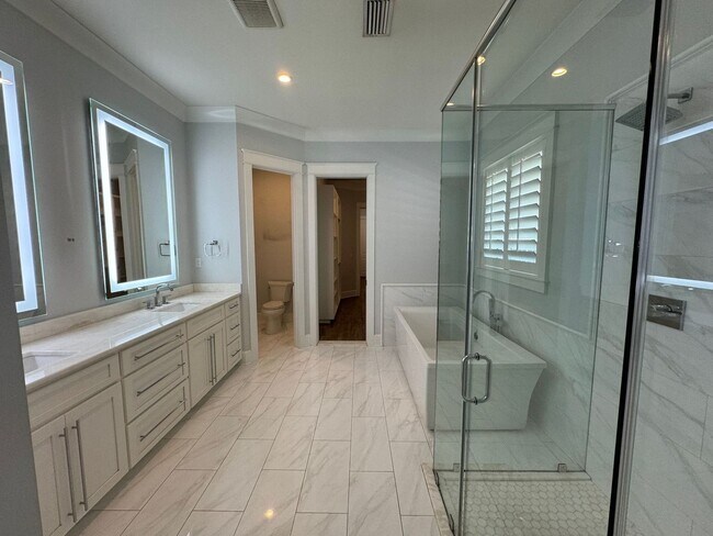 Building Photo - Grand Point East - 4 Bedroom, 3 Bathroom w...