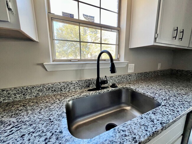 Building Photo - COMING MID-MAY 2026! (Pet Friendly)