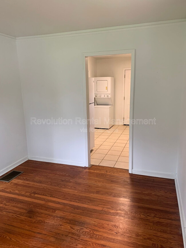 Building Photo - 2715 Larkspur Dr SE