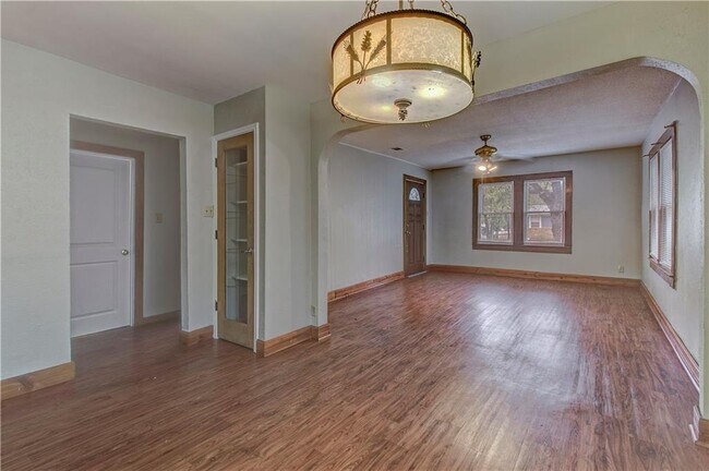 Building Photo - 607 E 15th St