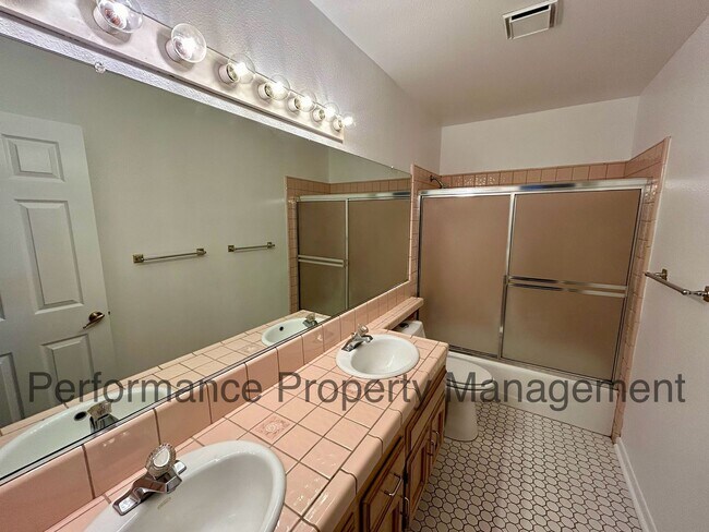 Building Photo - Stunning 4 Bed/3 Bath Home in The Oaks!