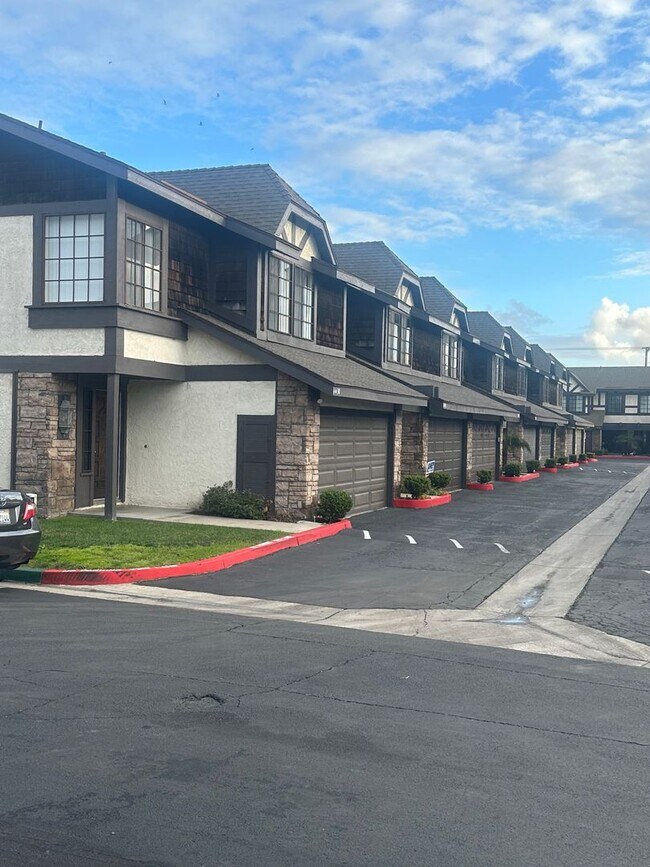 Building Photo - Charming 3-Bed/2.5-Bath Townhome with 2-Car Garage in Garden Grove