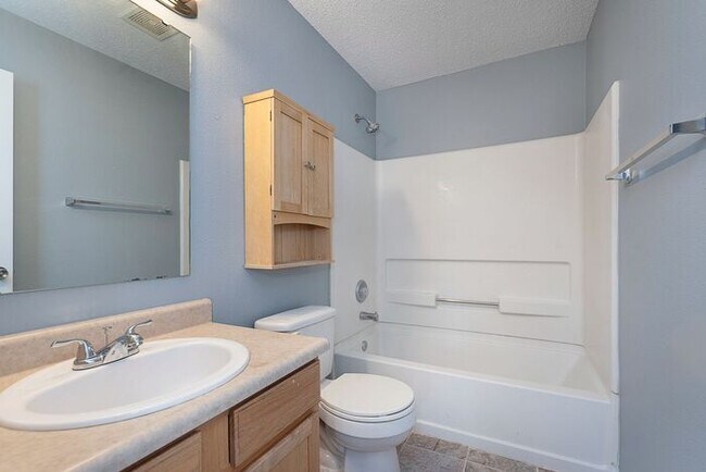 Building Photo - Large 4 Bedroom in Fishers!