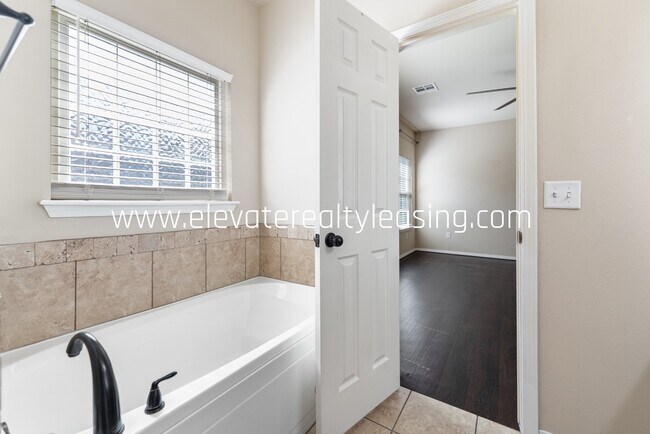 Building Photo - 2609 W Huntsville St