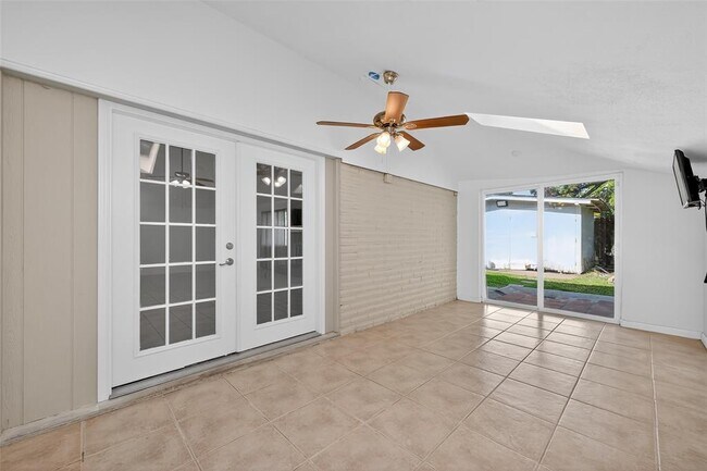 Building Photo - 23223 Naples Dr