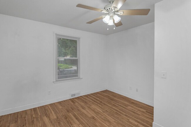 Building Photo - Charming 3-Bed Home in Olympia – Steps fro...
