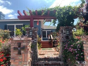 Building Photo - Charming Home in Kensington