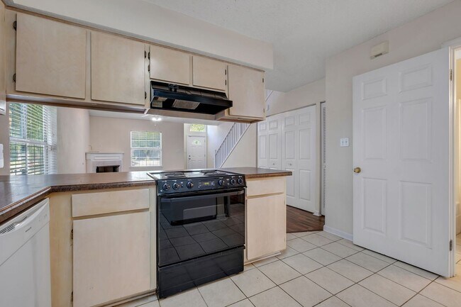 Building Photo - NE Tallahassee Townhome with Community Pool