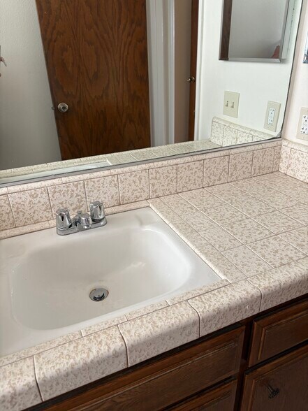 Building Photo - 1034 W 23rd St