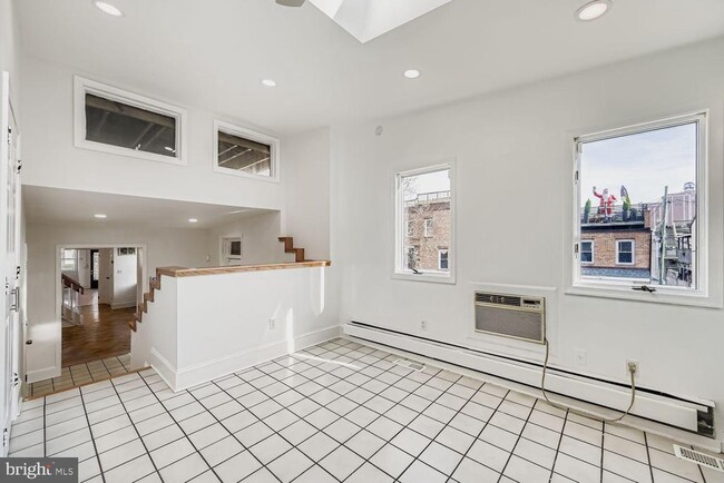 Building Photo - 3143 Dillon St