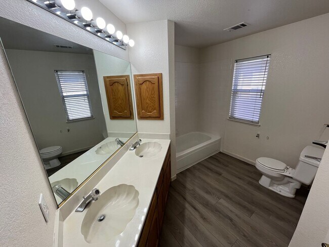 Building Photo - North Modesto Home