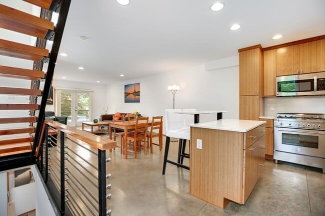 Building Photo - Stunning Modern 3 Bed / 2.5 Bath Townhome in Beautiful Maple Leaf Neighborhood