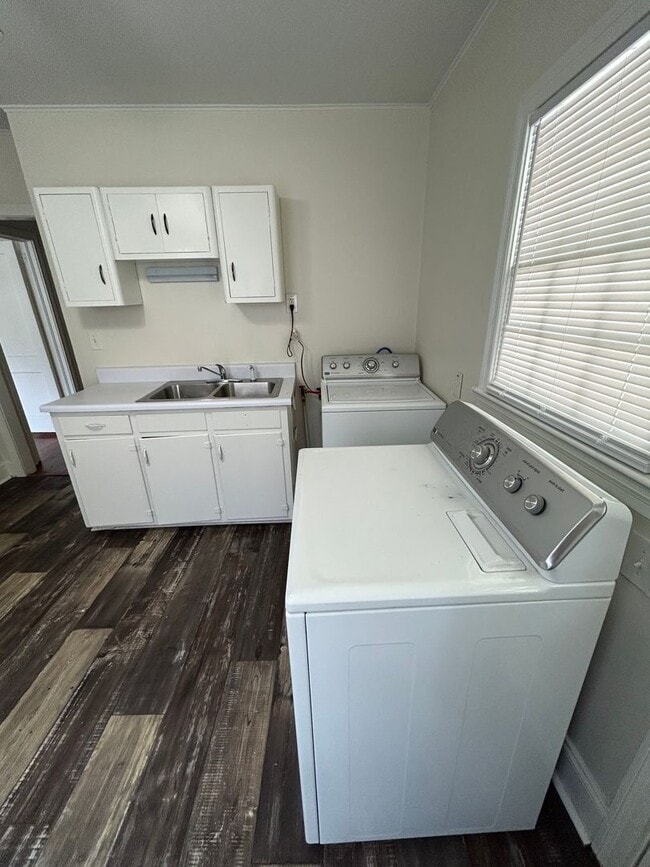 Building Photo - Cozy Cottage 2/1 House in South Rome- $995