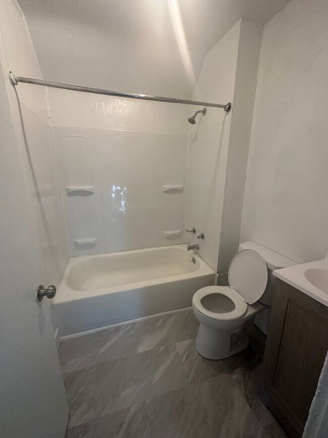 Building Photo - 3bd Single Section 8
