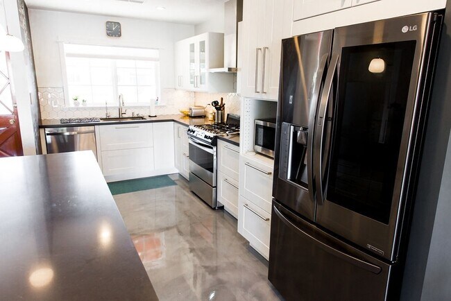 Building Photo - Gorgeous Fully Furnished 3 Bd 2 Bath Vacat...