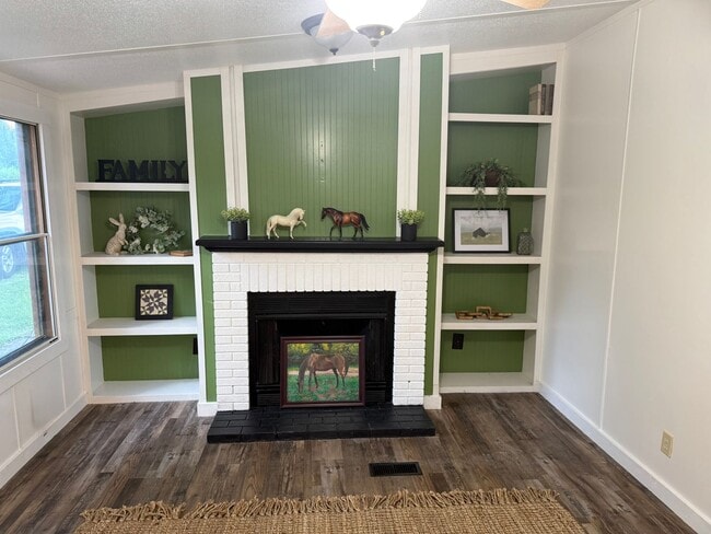 Building Photo - Move-In Ready 3/2 Home With Modern Upgrades & Country Charm