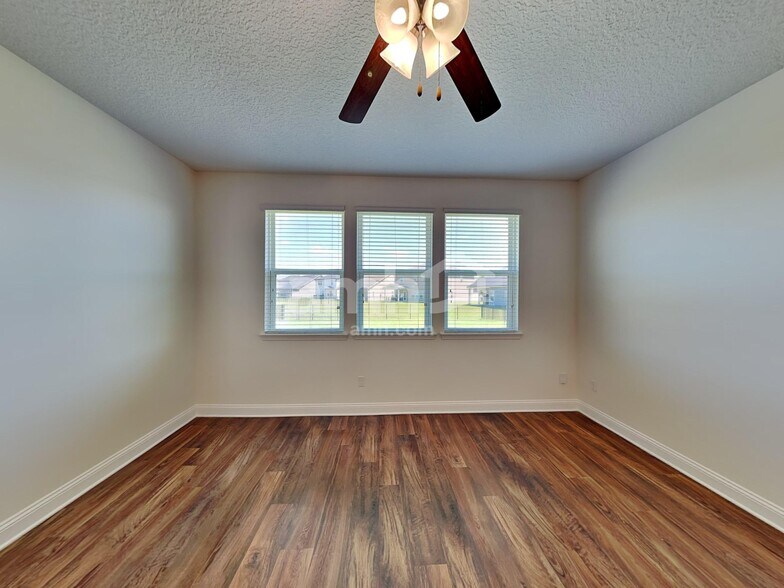 Building Photo - 3278 Roundabout Dr
