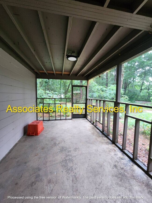 Building Photo - Hide Away in the City