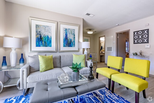 1BR, 1BA - 685SF (A2) - Living Room - Element