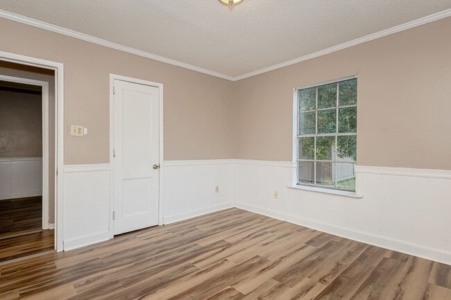 Building Photo - Cute 2 Bedroom Home