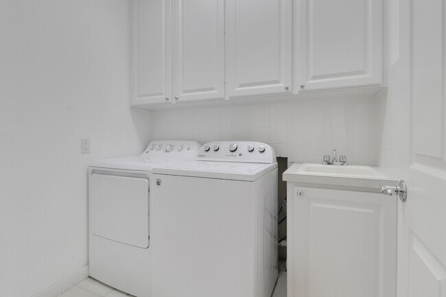 Building Photo - 28721 Alessandria Cir