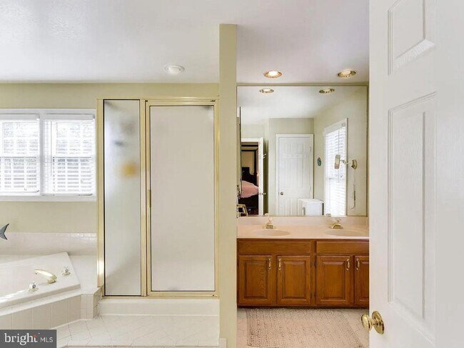 Building Photo - Location and comfort