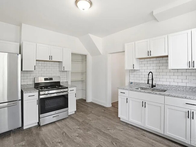 Building Photo - 4569 N Edgewood Ave