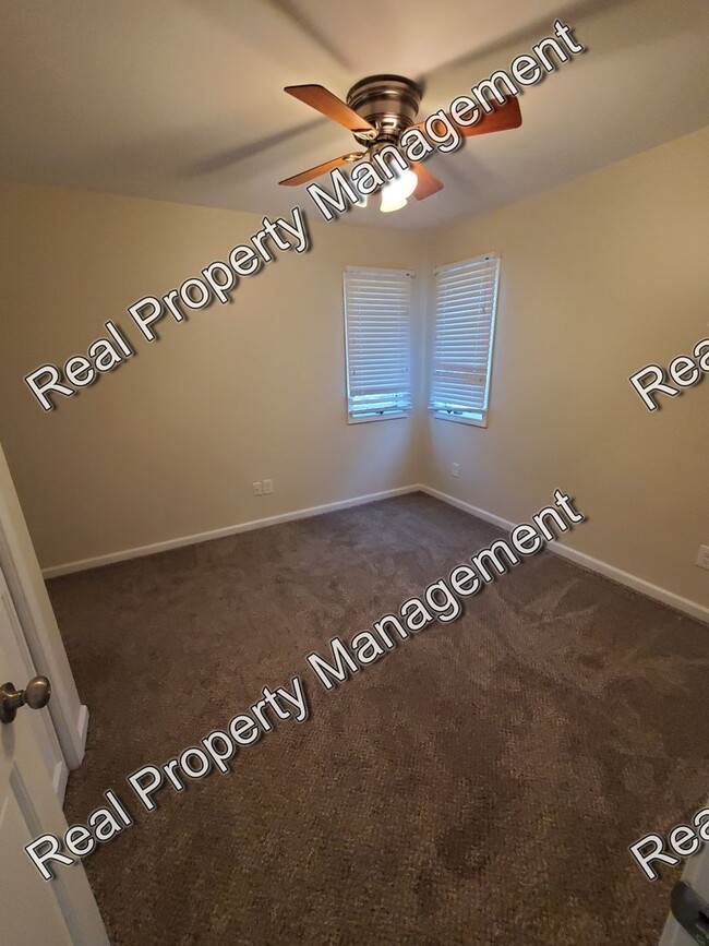 Building Photo - Spacious Chesterton Condo