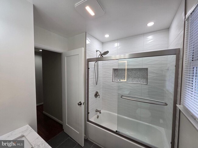 Building Photo - 8140 Drayton Ln